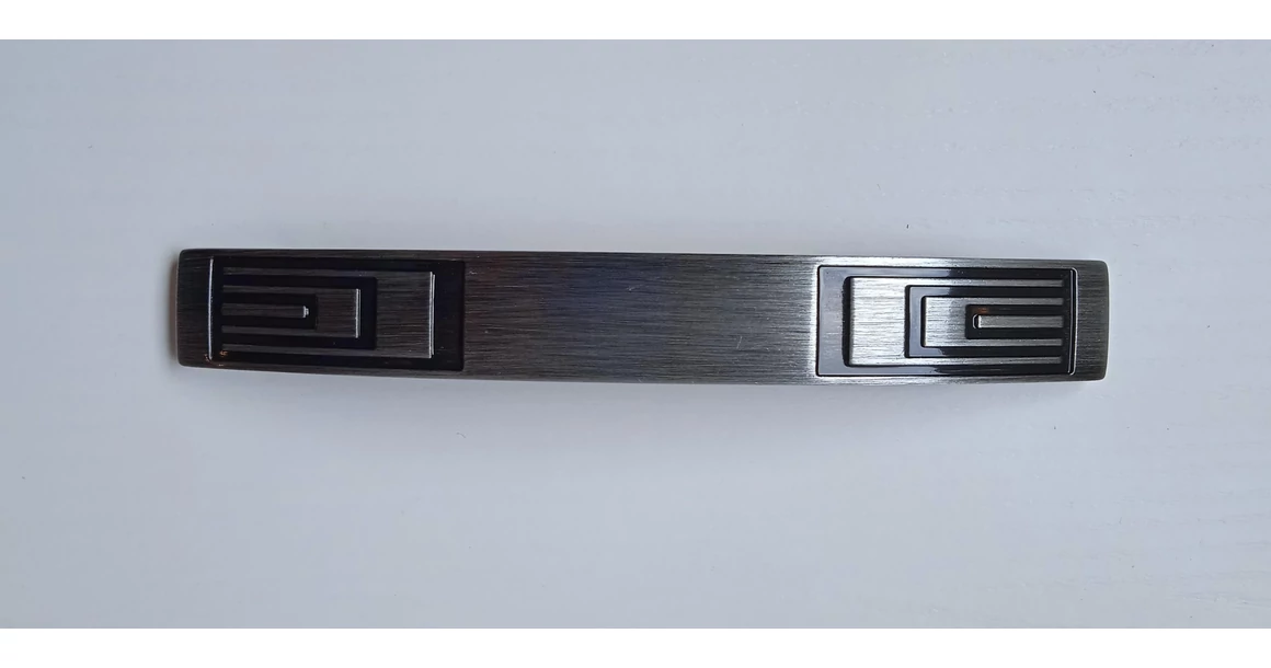 Kép 2/2 - Fogantyú fém fekete ezüst  128mm