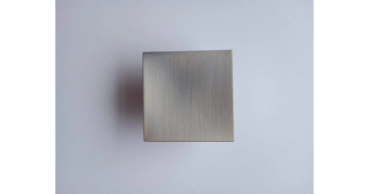 Bútorgomb inox szögletes furattáv 32mm